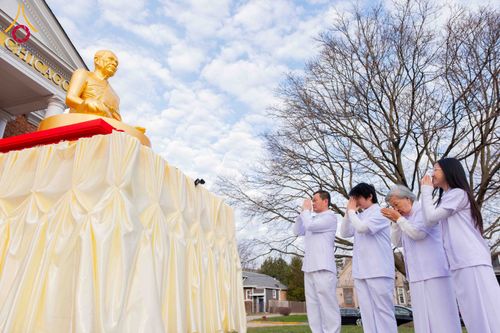 ภาพ No.319059:วันที่ 29 มีนาคม พ.ศ.2569 พิธีอัญเชิญรูปหล่อพระมงคลเทพมุนี (สด จนฺทสโร) ประดิษฐาน ณ ห้องปฏิบัติธรรม “มงคลรัตนโชติ”  วัดพระธรรมกายชิคาโก ประเทศสหรัฐอเมริกา