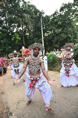 ภาพ No.278858:วันที่ 1 พฤศจิกายน  2568 กฐินสมทบวัดต่างประเทศ โดยคณะศิษยานุศิษย์ บูชาธรรม 81 ปี หลวงพ่อธัมมชโย กฐินช้างศรีลังกา  ณ วัดสุวรรณวิหาร เขตอาวิซาเวรี ประเทศศรีลังกา