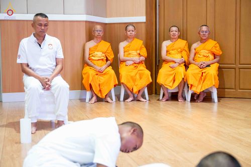 ภาพ No.341531:วันที่ 26 กรกฎาคม พ.ศ. 2569 โครงการพัฒนาคุณธรรม จริยธรรม สำหรับนักเรียนนายสิบตำรวจ (นสต.) รุ่นที่ 17 ศูนย์ฝึกอบรมตำรวจภูธรภาค 1 ได้จัดกิจกรรม  จุดเทียนรวมใจและปฏิบัติธรรมเจริญสมาธิภาวนา เพื่อน้อมอุทิศถวายเป็นพระราชกุศลฯ ณ ศูนย์ปฏิบัติธรรมเวิล์ดพีช วัลเล่
