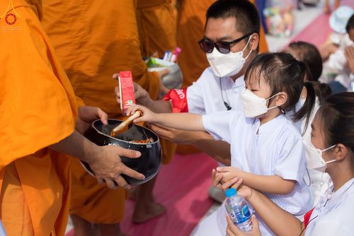 ภาพ No.49583:ประมวลภาพพิธีตักบาตรพระสงฆ์ 1,091 รูป เนื่องในวันแม่แห่งชาติ ณ ตลาดจัมโบ้ ชุดที่ 2