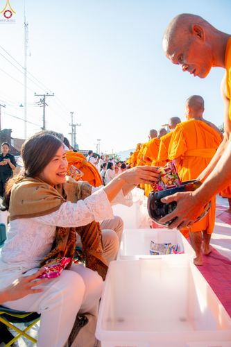 ภาพ No.282750:วันเสาร์ที่ 20 ธันวาคม พ.ศ.2568 พิธีตักบาตรพระ 10,000 รูป (ชุด 2) เนื่องในโอกาส 194 ปี จังหวัดกาญจนบุรี และอุทิศส่วนกุศลให้แด่บรรพชนทั้งหลาย บริเวณถนนสองแคว (Skywalk) เมืองกาญจนบุรี