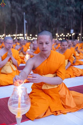 ภาพ No.290142:วันที่ 6 มกราคม พ.ศ. 2569 พิธีจุดประทีปถวายเป็นพุทธบูชา และบูชาธรรมมหาปูชนียาจารย์ (ภาพชุดที่ 2) ณ อนุสรณ์สถานมหาวิหารพระมงคลเทพมุนี (โลตัสแลนด์) อ.สองพี่น้อง จ.สุพรรณบุรี ในโครงการธรรมยาตรา กตัญญูบูชา มหาปูชนียาจารย์ พระมงคลเทพมุนี(สด จนฺทสโร) พระผู้ปรา