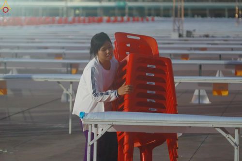 ภาพ No.322049:วันที่ 12 -13 เมษายน พ.ศ.2569 การเตรียมกล่องไทยธรรม + การขนย้ายเก้าอี้ เพื่องานถวายมหาสังฆทาน 40,000 กว่าวัดทั่วประเทศ วันคุ้มครองโลก 22 เมษายน พ.ศ.2569 วัดพระธรรมกาย