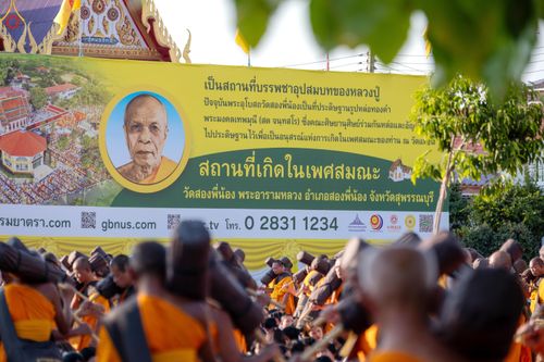 ภาพ No.292996:วันที่ 11 มกราคม พ.ศ. 2569 พิธีต้อนรับพระธรรมยาตรา ณ อนุสรณ์สถานลำดับที่ 3 (ภาพชุดที่ 2) สถานที่เกิดในเพศสมณะ วัดสองพี่น้อง อำเภอสองพี่น้อง จังหวัดสุพรรณบุรี ในโครงการธรรมยาตรา กตัญญูบูชา มหาปูชนียาจารย์ พระมงคลเทพมุนี(สด จนฺทสโร) พระผู้ปราบมาร อนุสรณ์สถ