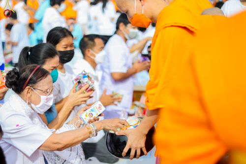 ภาพ No.49587:ประมวลภาพพิธีตักบาตรพระสงฆ์ 1,091 รูป เนื่องในวันแม่แห่งชาติ ณ ตลาดจัมโบ้ ชุดที่ 2