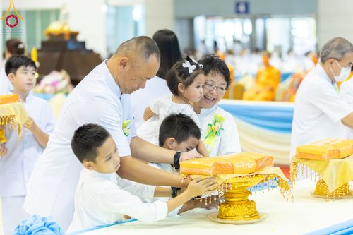 ภาพ No.86367:วันธรรมชัย ปีที่ 55 พิธีทอดผ้าป่ากฐินสมทบครั้งที่1, พิธีเจริญพุทธมนต์ ลูกนิมิตมหาสมบัติฯ พิธีจุดประทีป,พิธีฉลองชัยสวดมนต์บทธัมมจักกัปปวัตนสูตร วันอาทิตย์ที่ 27 สิงหาคม พ.ศ.2566 ณ สภาธรรมกายสากล / มหารัตนวิหารคด วัดพระธรรมกาย