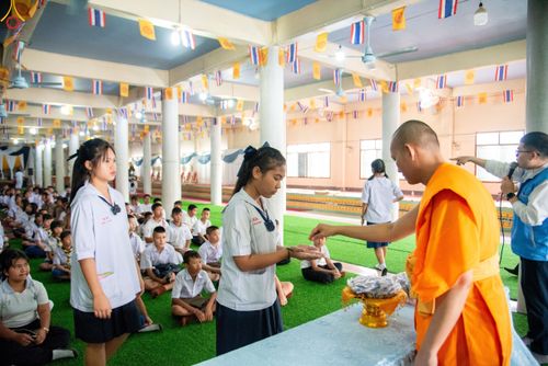 ภาพ No.301314:วันที่ 22 มกราคม พ.ศ. 2569 พิธีทอดผ้าป่าทำนุบำรุงศาสนสถาน ณ วัดใหม่พิบูลย์ผล อ.สองพี่น้อง จ.สุพรรณบุรี ในโครงการธรรมยาตรา กตัญญูบูชา มหาปูชนียาจารย์ พระมงคลเทพมุนี(สด จนฺทสโร) พระผู้ปราบมาร อนุสรณ์สถาน 7 แห่ง ปีที่ 14