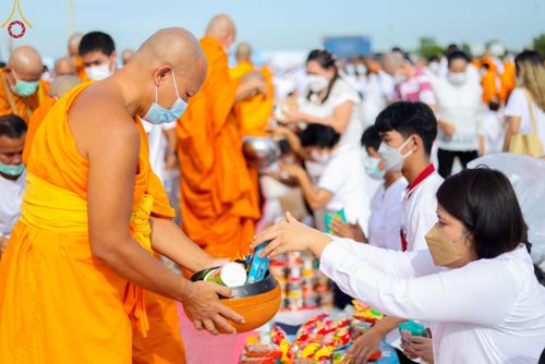 ภาพ No.49589:ประมวลภาพพิธีตักบาตรพระสงฆ์ 1,091 รูป เนื่องในวันแม่แห่งชาติ ณ ตลาดจัมโบ้ ชุดที่ 2