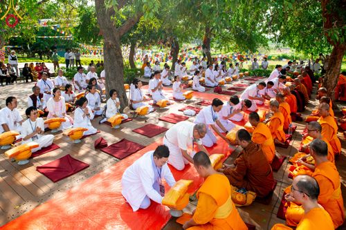 ภาพ No.314194:วันจันทร์ที่ 16 มีนาคม พ.ศ. 2569 พิธีถวายบาตรอัฐบริขาร และพิธีขอนิสัยแก่สามเณรธรรมทายาท 500 รูป ณ วิหารมายาเทวี ประเทศเนปาล