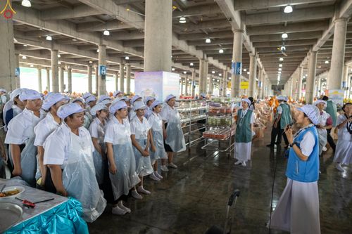 ภาพ No.323533:วันที่ 22 เมษายน พ.ศ.2569(วันคุ้มครองโลก) งานถวายมหาสังฆทาน 40,000 กว่าวัดทั่วประเทศ การเดินทางเข้าวัด , การต้อนรับปฏิสันถารพระสังฆาธิการ  ,  การจัดเตรียมภัตตาหาร , การลงทะเบียน