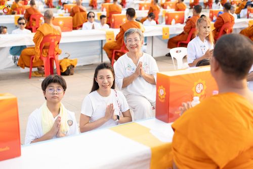 ภาพ No.324045:วันที่ 22 เมษายน พ.ศ.2569 (วันคุ้มครองโลก) พิธีถวายมหาสังฆทาน 40,000 กว่าวัดทั่วประเทศ ณ ลานธรรม พระมหาธรรมกายเจดีย์ วัดพระธรรมกาย