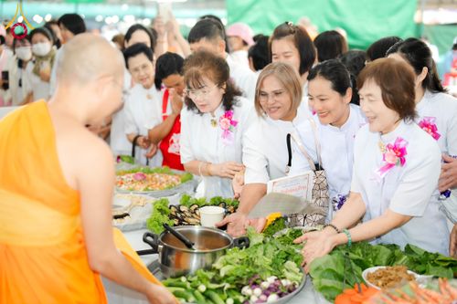 ภาพ No.299217:วันที่ 21 มกราคม พ.ศ. 2569 พิธีถวายภัตตาหารเป็นสังฆทาน แด่พระธรรมยาตรา ณ อนุสรณ์สถานบางปลา วัดบางปลา อำเภอบางเลน จังหวัดนครปฐม ในโครงการธรรมยาตรา กตัญญูบูชา มหาปูชนียาจารย์ พระมงคลเทพมุนี(สด จนฺทสโร) พระผู้ปราบมาร อนุสรณ์สถาน 7 แห่ง ปีที่ 14