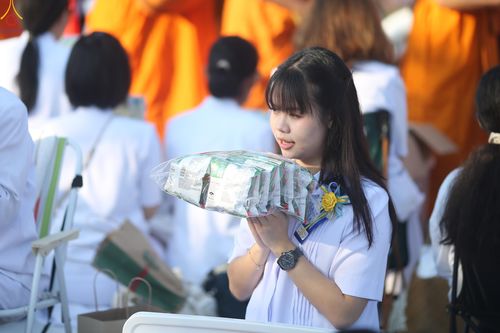 ภาพ No.284254:วันเสาร์ที่ 20 ธันวาคม พ.ศ.2568  พิธีตักบาตรพระ 10,000 รูป เนื่องในโอกาส 194 ปี จังหวัดกาญจนบุรี และอุทิศส่วนกุศลให้แด่บรรพชนทั้งหลาย บริเวณถนนสองแคว (Skywalk) เมืองกาญจนบุรี