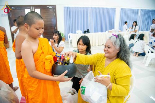 ภาพ No.321895:วันที่ 12 เมษายน พ.ศ.2569 ตักบาตรสงกรานต์ฉลองสามเณรใหม่  ณ ศูนย์ปฏิบัติธรรมระยอง(บ้านช่องลม)