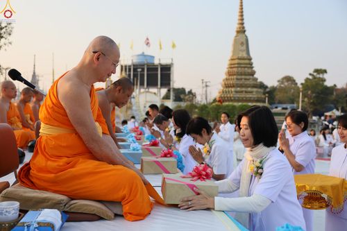 ภาพ No.294417:วันที่ 14 มกราคม พ.ศ. 2569 พิธีตักบาตรพระธรรมยาตรา ณ วัดสองพี่น้อง ต.ต้นตาล อ.สองพี่น้อง จ.สุพรรณบุรี ในโครงการธรรมยาตรา กตัญญูบูชา มหาปูชนียาจารย์ พระมงคลเทพมุนี(สด จนฺทสโร) พระผู้ปราบมาร อนุสรณ์สถาน 7 แห่ง ปีที่ 14