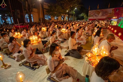 ภาพ No.73490:พิธีจุดประทีปถวายเป็นพุทธบูชา และบูชาธรรมมหาปูชนียาจารย์ ในโครงการธรรมยาตรากตัญญูบูชา มหาปูชนียาจารย์ พระมงคลเทพมุนี(สด จนฺทสโร) พระผู้ปราบมาร ปีที่ 11 ณ อนุสรณ์สถานลำดับที่ 4 สถานที่เกิดด้วยกายธรรม วัดโบสถ์ (บน) บางคูเวียง อ.บางกรวย จ.นนทบุรี วันที่ 21 