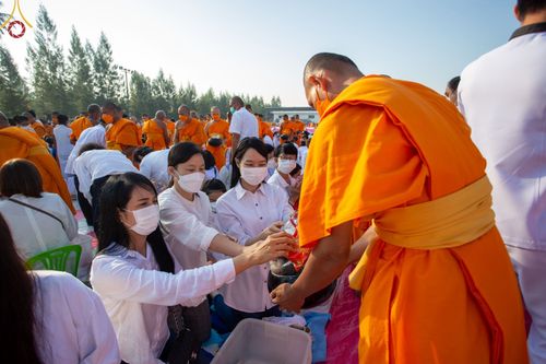 ภาพ No.70628:พิธีตักบาตรพระธรรมยาตราฯ ในโครงการธรรมยาตรากตัญญูบูชา มหาปูชนียาจารย์ พระมงคลเทพมุนี(สด จนฺทสโร) พระผู้ปราบมาร ปีที่ 11 ณ อนุสรณ์สถานลำดับที่ 2 สถานที่ตั้งมโนปณิธานบวชตลอดชีวิต อนุสรณ์สถานคลองบางนางแท่น อ.สามพราน จ.นครปฐม วันที่ 14 มกราคม พ.ศ. 2566