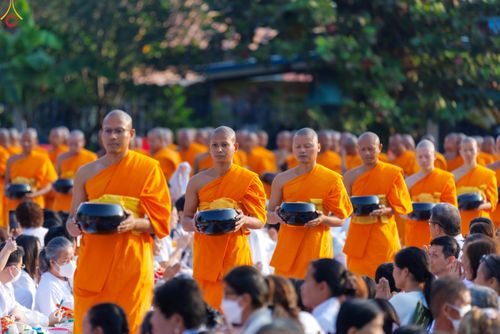 ภาพ No.297613:วันที่ 18 มกราคม พ.ศ. 2569 พิธีตักบาตรพระธรรมยาตรา ณ วัดโบสถ์บน ต.บางคูเวียง จ.นนทบุรี อนุสรณ์สถานลำดับที่ 4 สถานที่เกิดด้วยกายธรรม ในโครงการธรรมยาตรา กตัญญูบูชา มหาปูชนียาจารย์ พระมงคลเทพมุนี(สด จนฺทสโร) พระผู้ปราบมาร อนุสรณ์สถาน 7 แห่ง ปีที่ 14