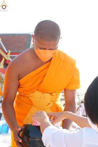 ภาพ No.72101:พิธีตักบาตรพระธรรมยาตราฯ ในโครงการธรรมยาตรากตัญญูบูชา มหาปูชนียาจารย์ พระมงคลเทพมุนี(สด จนฺทสโร) พระผู้ปราบมาร ปีที่ 11 ณ อนุสรณ์สถานลำดับที่ 3 สถานที่เกิดใหม่ในเพศสมณะ วัดสองพี่น้อง อ.สองพี่น้อง จ.สุพรรณบุรี วันที่ 18 มกราคม พ.ศ. 2566