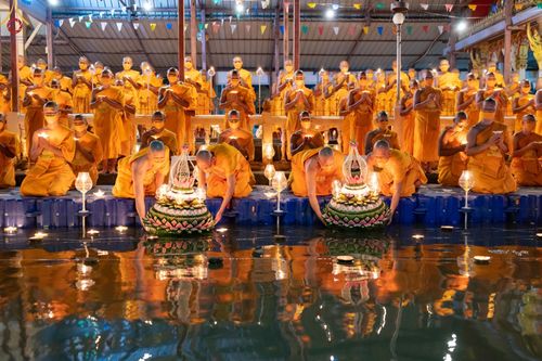 ภาพ No.73347:พิธีจุดประทีปถวายเป็นพุทธบูชา และบูชาธรรมมหาปูชนียาจารย์ ในโครงการธรรมยาตรากตัญญูบูชา มหาปูชนียาจารย์ พระมงคลเทพมุนี(สด จนฺทสโร) พระผู้ปราบมาร ปีที่ 11 ณ อนุสรณ์สถานลำดับที่ 4 สถานที่เกิดด้วยกายธรรม วัดโบสถ์ (บน) บางคูเวียง อ.บางกรวย จ.นนทบุรี วันที่ 21 