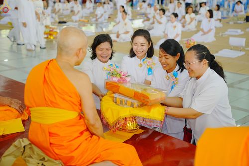 ภาพ No.348303:วันที่ 10 กันยายน พ.ศ.2569 พิธีสวดพระพุทธมนต์ และถวายภัตตาหารเป็นสังฆทาน เนื่องในวันครบ 26 ปี วันคล้ายละสังขาร คุณยายอาจารย์มหารัตนอุบาสิกาจันทร์ ขนนกยูง ณ หอฉันคุณยายอาจารย์ฯ วัดพระธรรมกาย