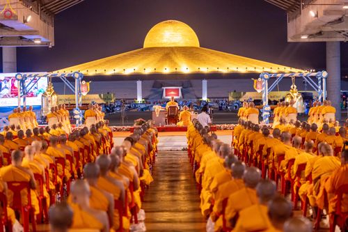 ภาพ No.280296:วันที่ 31 ธันวาคม พ.ศ.2568 -วันที่ 1 มกราคม พ.ศ.2569 พิธีฉลองชัยสวดมนต์บทธัมมจักกับปปวัตนสูตร ครบ 8,000,000,000 จบ , พิธีสวดมนต์ข้ามปี ณ วัดพระธรรมกาย