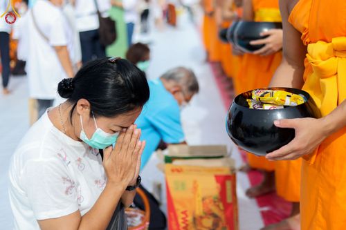 ภาพ No.49588:ประมวลภาพพิธีตักบาตรพระสงฆ์ 1,091 รูป เนื่องในวันแม่แห่งชาติ ณ ตลาดจัมโบ้ ชุดที่ 2