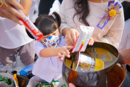 ภาพ No.49590:ประมวลภาพพิธีตักบาตรพระสงฆ์ 1,091 รูป เนื่องในวันแม่แห่งชาติ ณ ตลาดจัมโบ้ ชุดที่ 2
