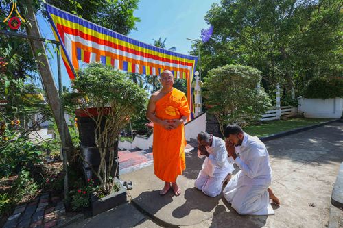 ภาพ No.317765:วันที่ 1 เมษายน พ.ศ. 2569 พิธีสวดธัมมจักกัปปวัตตนสูตรนานาชาติ ในวันพระใหญ่ ขึ้น 15 ค่ำ เดือน 5 (Poya Day)  ณ ศรีธรรมนันทะปิริเวนะ เเละ  วัดวิมลวิหาร นาวละ ประเทศศรีลังกา