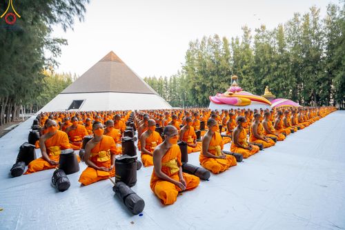 ภาพ No.106244:พระธรรมยาตราร่วมปฏิบัติธรรม และถ่ายภาพหมู่ประวัติศาสตร์ ในโครงการธรรมยาตรากตัญญูบูชา มหาปูชนียาจารย์ พระมงคลเทพมุนี(สด จนฺทสโร) พระผู้ปราบมาร  อนุสรณ์สถาน 7 แห่ง ปีที่ 12  วันที่ 4 มกราคม พ.ศ. 2567  ณ อนุสรณ์สถานมหาวิหารพระมงคลเทพมุนี จ.สุพรรณบุรี