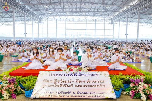 ภาพ No.76739:พิธีตักบาตรข้าวสารอาหารแห้ง  ณ บ้านแก้วเรือนทองคุณยายฯ สภาธรรมกายสากล  วัดพระธรรมกาย จ.ปทุมธานี  ในวันอาทิตย์ต้นเดือนที่ 6 มีนาคม พ.ศ. 2566