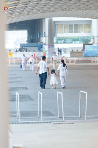 ภาพ No.76722:พิธีตักบาตรข้าวสารอาหารแห้ง  ณ บ้านแก้วเรือนทองคุณยายฯ สภาธรรมกายสากล  วัดพระธรรมกาย จ.ปทุมธานี  ในวันอาทิตย์ต้นเดือนที่ 6 มีนาคม พ.ศ. 2566