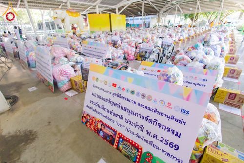 ภาพ No.290907:วันจันทร์ที่ 5 มกราคม พ.ศ. 2569  วัดพระธรรมกาย มูลนิธิธรรมกาย  จัดพิธีมอบของขวัญสนับสนุนการจัดกิจกรรมงานวันเด็กแห่งชาติ ประจำปี พ.ศ. 2569 ให้แก่องค์กรภาคีเครือข่ายกว่า 200 องค์กร ณ วัดพระธรรมกาย อ.คลองหลวง จ.ปทุมธานี