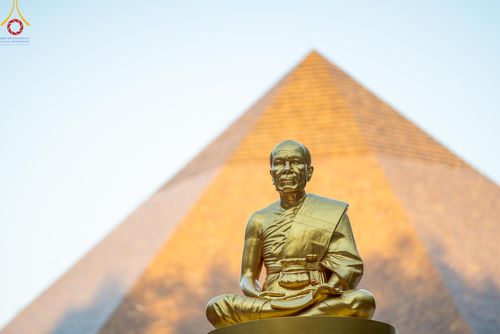 ภาพ No.106228:พระธรรมยาตราร่วมปฏิบัติธรรม และถ่ายภาพหมู่ประวัติศาสตร์ ในโครงการธรรมยาตรากตัญญูบูชา มหาปูชนียาจารย์ พระมงคลเทพมุนี(สด จนฺทสโร) พระผู้ปราบมาร  อนุสรณ์สถาน 7 แห่ง ปีที่ 12  วันที่ 4 มกราคม พ.ศ. 2567  ณ อนุสรณ์สถานมหาวิหารพระมงคลเทพมุนี จ.สุพรรณบุรี