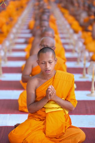 ภาพ No.290045:วันที่ 6 มกราคม พ.ศ. 2569 พิธีจุดประทีปถวายเป็นพุทธบูชา และบูชาธรรมมหาปูชนียาจารย์ (ภาพชุดที่ 2) ณ อนุสรณ์สถานมหาวิหารพระมงคลเทพมุนี (โลตัสแลนด์) อ.สองพี่น้อง จ.สุพรรณบุรี ในโครงการธรรมยาตรา กตัญญูบูชา มหาปูชนียาจารย์ พระมงคลเทพมุนี(สด จนฺทสโร) พระผู้ปรา