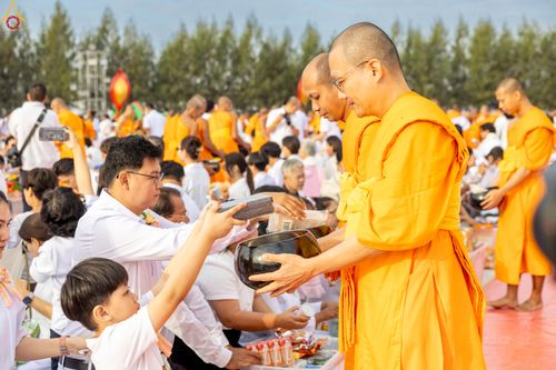 ภาพ No.302673:วันที่ 24 มกราคม พ.ศ. 2569 พิธีตักบาตรพระธรรมยาตรา(ภาพชุดที่ 2) ณ อนุสรณ์สถานลำดับที่ 5 สถานที่เผยแผ่วิชชาธรรมกายครั้งแรก อนุสรณ์สถานบางปลา วัดบางปลา อำเภอบางเลน จังหวัดนครปฐม ในโครงการธรรมยาตรา กตัญญูบูชา มหาปูชนียาจารย์ พระมงคลเทพมุนี(สด จนฺทสโร) พระผู