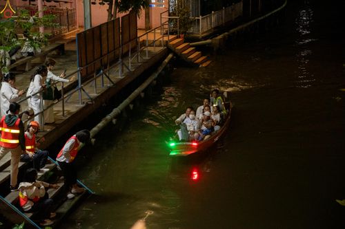 ภาพ No.297227:วันที่ 17 มกราคม พ.ศ. 2569 พิธีจุดประทีปถวายเป็นพุทธบูชา และบูชาธรรมมหาปูชนียาจารย์ (ภาพชุดที่ 2) ณ วัดโบสถ์บน ต.บางคูเวียง จ.นนทบุรี อนุสรณ์สถานลำดับที่ 4 สถานที่เกิดด้วยกายธรรม ในโครงการธรรมยาตรา กตัญญูบูชา มหาปูชนียาจารย์ พระมงคลเทพมุนี(สด จนฺทสโร) พร