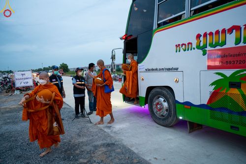 ภาพ No.49592:ประมวลภาพพิธีตักบาตรพระสงฆ์ 1,091 รูป เนื่องในวันแม่แห่งชาติ ณ ตลาดจัมโบ้ ชุดที่ 2