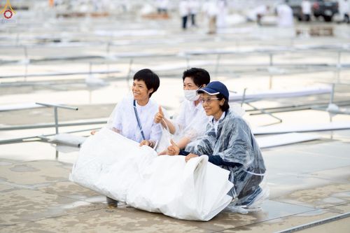 ภาพ No.225238:วันที่ 20 - 27 เมษายน พ.ศ. 2568 "ภาพแห่งความปลื้มที่ไม่มีวันจบ" คณะสงฆ์สามเณร เจ้าหน้าที่ และสาธุชน ร่วมแรงร่วมใจกันเตรียมงานและเก็บงาน เพื่อวันคุ้มครองโลก พิธีถวายมหาสังฆทานคณะสงฆ์ 40,000 กว่าวัดทั่วประเทศ