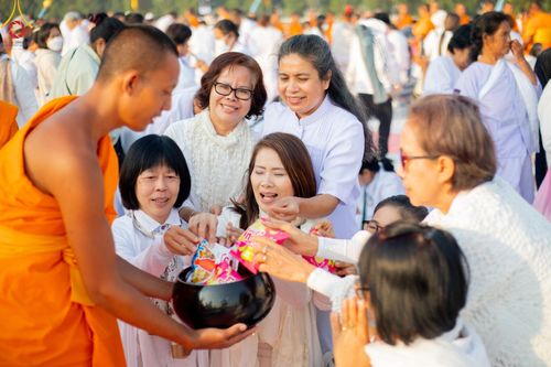 ภาพ No.201209:พิธีตักบาตรพระธรรมยาตรา ณ อนุสรณ์สถานลำดับที่ 5 สถานที่เผยแผ่วิชชาธรรมกายครั้งแรก อนุสรณ์สถานบางปลา วัดบางปลา อำเภอบางเลน จังหวัดนครปฐม ในโครงการธรรมยาตรา กตัญญูบูชา มหาปูชนียาจารย์ พระมงคลเทพมุนี(สด จนฺทสโร) พระผู้ปราบมาร อนุสรณ์สถาน 7 แห่ง ปีที่ 13