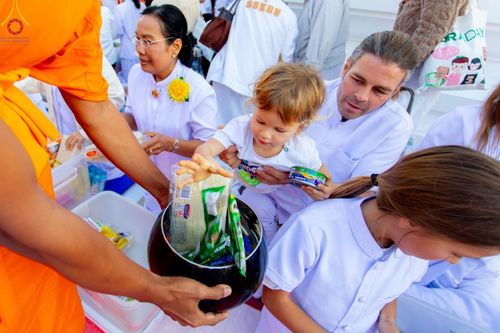 ภาพ No.197820:พิธีตักบาตรพระธรรมยาตรา ณ อนุสรณ์สถานลำดับที่ 4 สถานที่เกิดด้วยกายธรรม วัดโบสถ์(บน) ต.บางคูเวียง จ.นนทบุรี ในโครงการธรรมยาตรา กตัญญูบูชา มหาปูชนียาจารย์ พระมงคลเทพมุนี(สด จนฺทสโร) พระผู้ปราบมาร อนุสรณ์สถาน 7 แห่ง ปีที่ 13 วันที่ 19 มกราคม พ.ศ. 2568