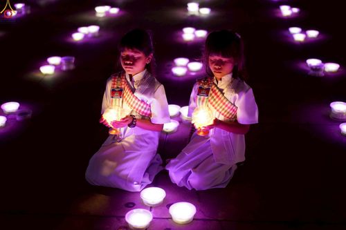 ภาพ No.224144:วันวิสาขบูชา วันอาทิตย์ที่ 11 พฤษภาคม พ.ศ. 2568 พิธีจุดวิสาขประทีป ,  พิธีเวียนประทักษิณรอบพระมหาธรรมกายเจดีย์ , พิธีฉลองชัยสวดมนต์บทธัมมจักกัปปวัตตนสูตร ครบ 7,357,000,000 จบ ณ มหารัตนวิหารคด วัดพระธรรมกาย