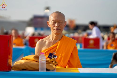 ภาพ No.221742:วันอังคารที่ 22 เมษายน พ.ศ. 2568 ภาพพิธีถวายมหาสังฆทานคณะสงฆ์ 40,000 กว่าวัดทั่วประเทศ เนื่องในวันคุ้มครองโลก ชุดที่ 2 (ปลื้มให้สมการรอคอย) ณ ลานธรรมพระมหาธรรมกายเจดีย์ วัดพระธรรมกาย