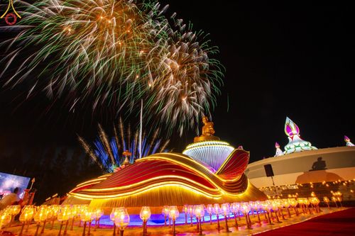 ภาพ No.192818:พิธีจุดประทีปถวายเป็นพุทธบูชา และบูชาธรรมมหาปูชนียาจารย์ ณ อนุสรณ์สถานคลองบางนางแท่น อ.สามพราน จ.นครปฐม ในโครงการธรรมยาตรา กตัญญูบูชา มหาปูชนียาจารย์ พระมงคลเทพมุนี(สด จนฺทสโร) พระผู้ปราบมาร อนุสรณ์สถาน 7 แห่ง ปีที่ 13 วันที่ 10 มกราคม พ.ศ. 2568