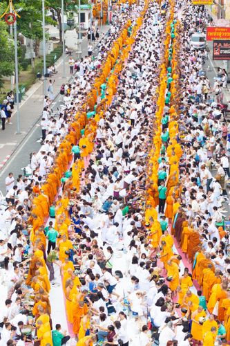 ภาพ No.126225:พิธีทำบุญเมืองนครราชสีมา ฉลอง 556 ปี ตักบาตรพระ 10,000 รูป ในวันเสาร์ที่ 2 มีนาคม พ.ศ.2567 ณ อนุสาวรีย์ท้าวสุรนารี จ.นครราชสีมา จัดโดย คณะสงฆ์จังหวัดนครราชสีมา ร่วมกับสำนักงานจังหวัดนครราชสีมา