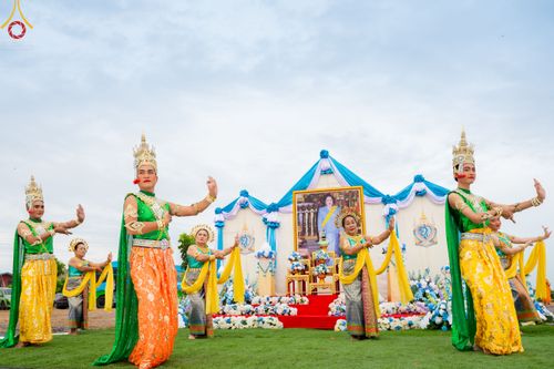 ภาพ No.49596:ประมวลภาพพิธีตักบาตรพระสงฆ์ 1,091 รูป เนื่องในวันแม่แห่งชาติ ณ ตลาดจัมโบ้ ชุดที่ 2