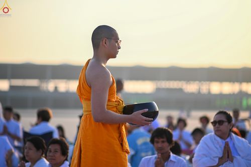 ภาพ No.279821:วันที่ 1 มกราคม พ.ศ.2569 พิธีตักบาตรในวันขึ้นปีใหม่ ณ ลานธรรม วัดพระธรรมกาย