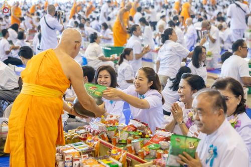 ภาพ No.311457:วันอาทิตย์ต้นเดือนที่ 1 มีนาคม พ.ศ.2569 พิธีตักบาตร และ พิธีบูชาข้าวพระ ณ สภาธรรมกายสากล วัดพระธรรมกาย