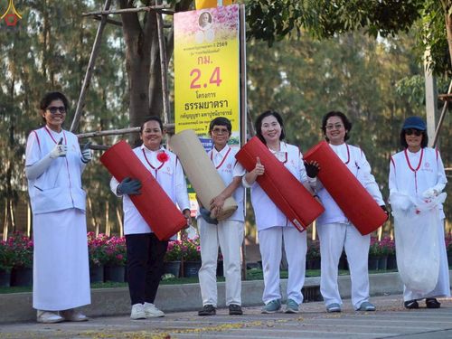 ภาพ No.296066:ภาพเบื้องหลังอาสาสมัครรวมใจ ชุดที่ 1 ในโครงการธรรมยาตรา กตัญญูบูชา มหาปูชนียาจารย์ พระมงคลเทพมุนี(สด จนฺทสโร) พระผู้ปราบมาร อนุสรณ์สถาน 7 แห่ง ปีที่ 14