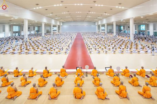 ภาพ No.84440:พิธีถวายผ้าอาบน้ำฝนและประทีปโคมไฟ ในวันอาสาฬหบูชา ณ ห้องแก้วสารพัดนึก 1 วัดพระธรรมกาย วันอังคารที่ 1 สิงหาคม พ.ศ. 2566